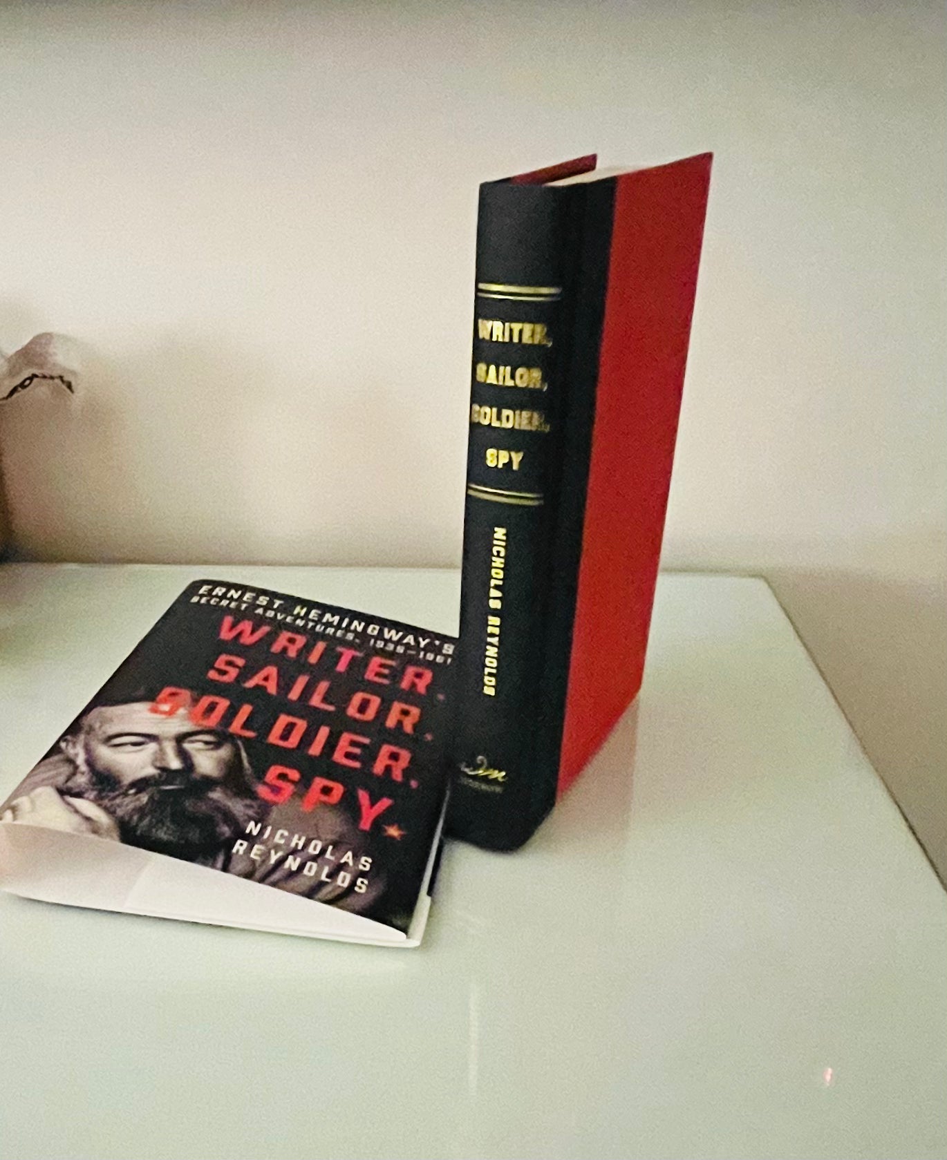 作家、水手、士兵、间谍:欧内斯特·海明威的秘密冒险,1935-1961 年